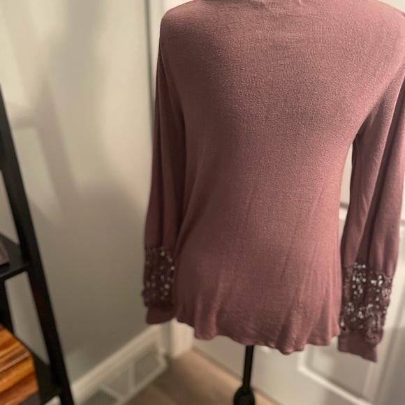 Daytrip long crochet sleeve knotted from knit top in plum size xs - Picture 5 of 6